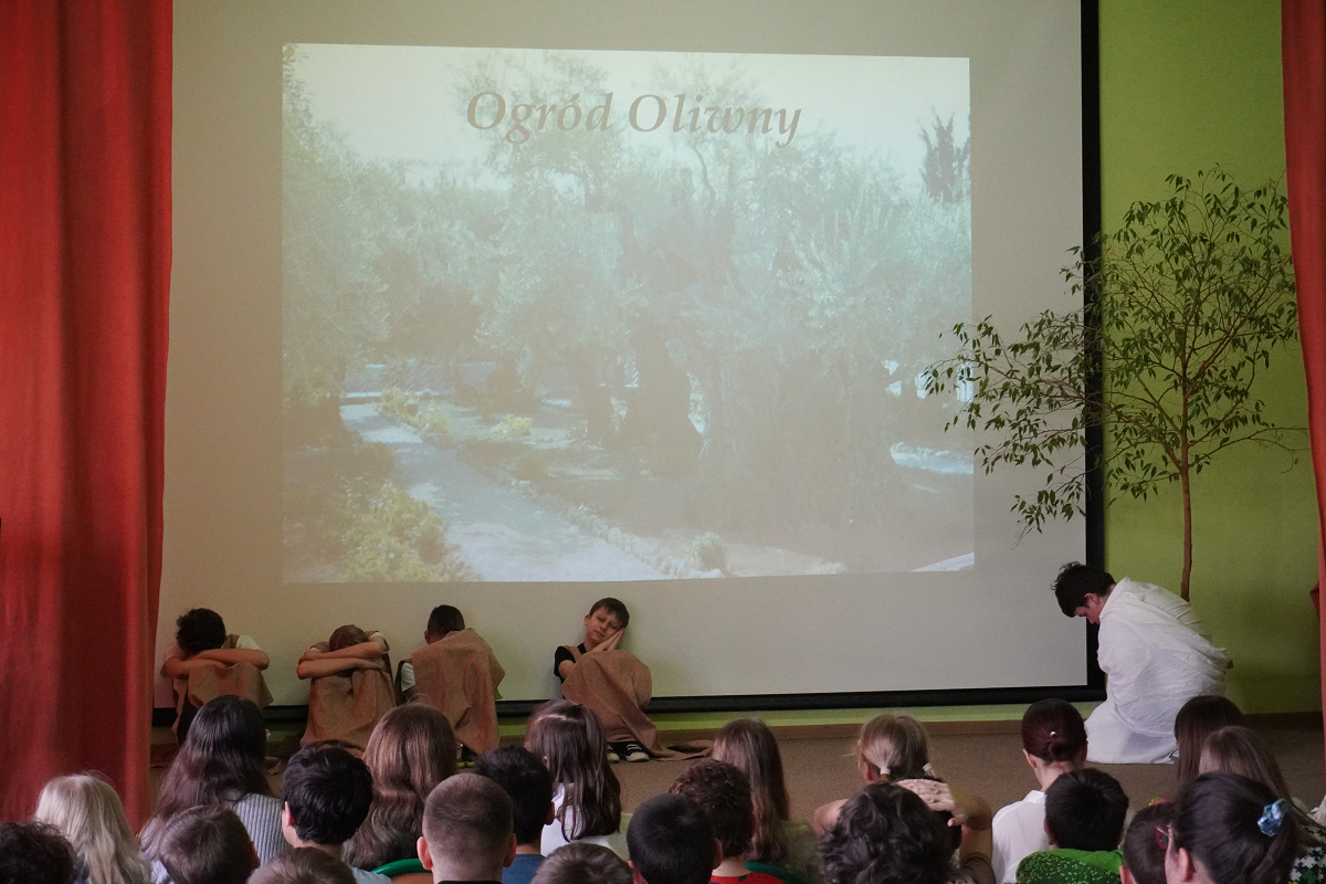 uczniowie odgrywają scenę modlitwy w ogrojcu