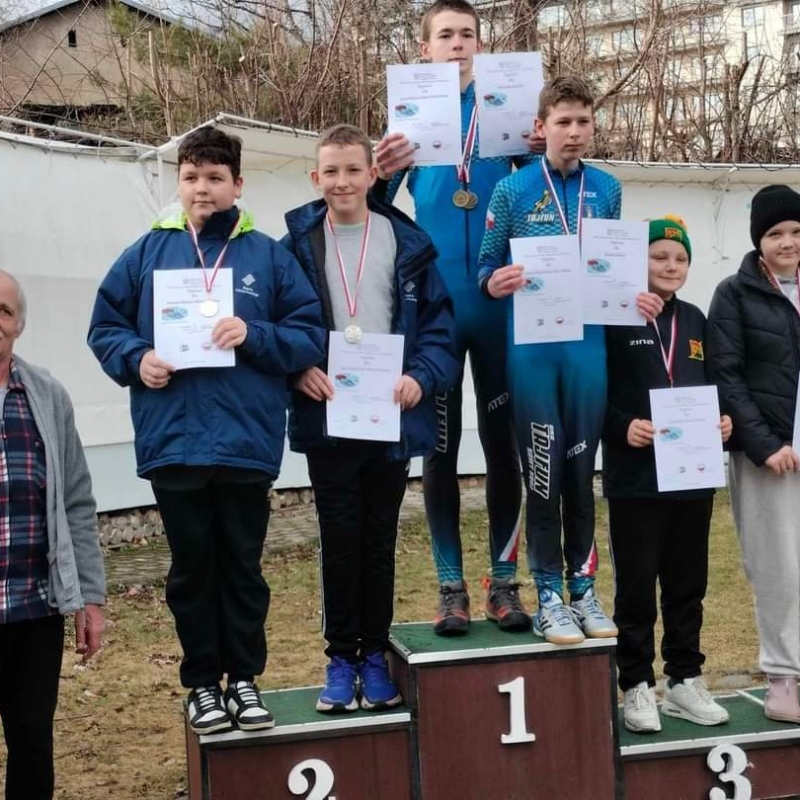 Uczniowie na podium