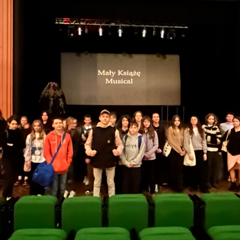 Uczniowie podczas wyjazdu do teatru