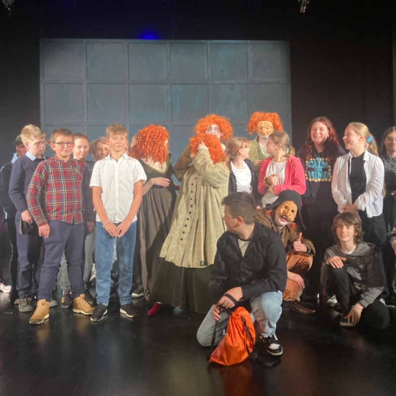 Uczniowie podczas wyjazdu do teatru