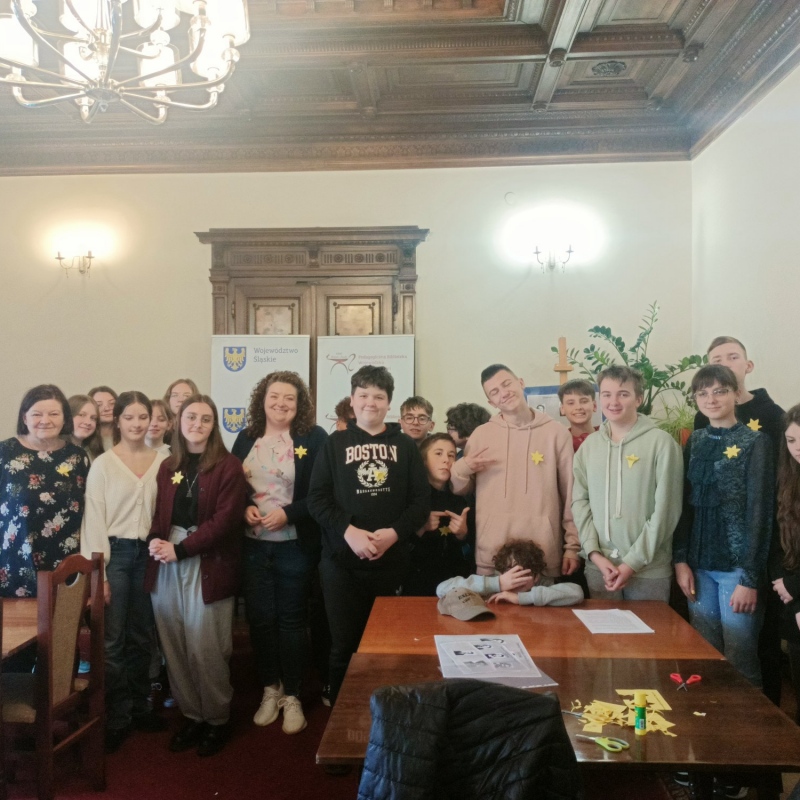 Uczniowie podczas zajęć w Wojewódzkiej Bibliotece Pedagogicznej
