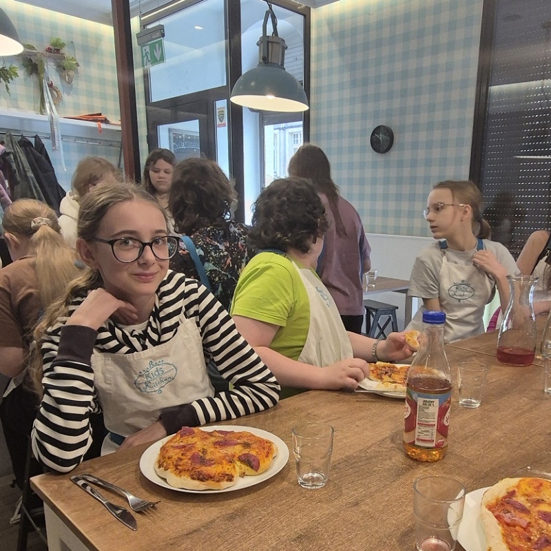 Uczniowie podczas warsztatów kulinarnych w Katowicach