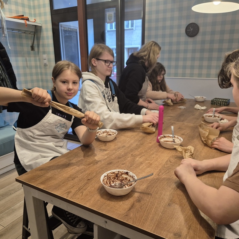Uczniowie podczas warsztatów kulinarnych w Katowicach