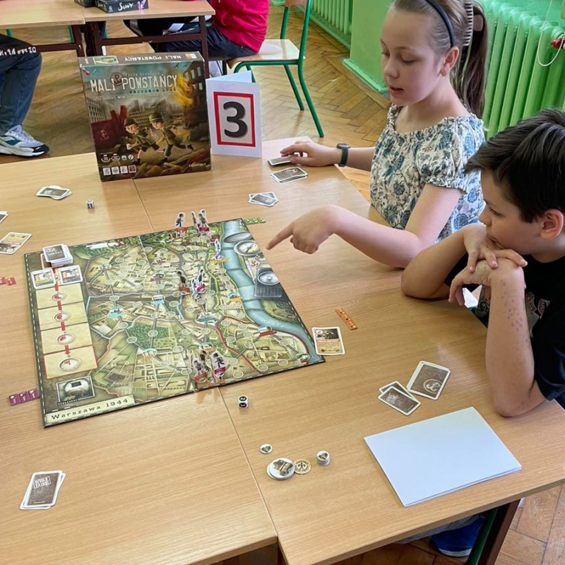 Turniej gry planszowej "Mali Powstańcy: Warszawa 1944" - uczniowie podczas gry