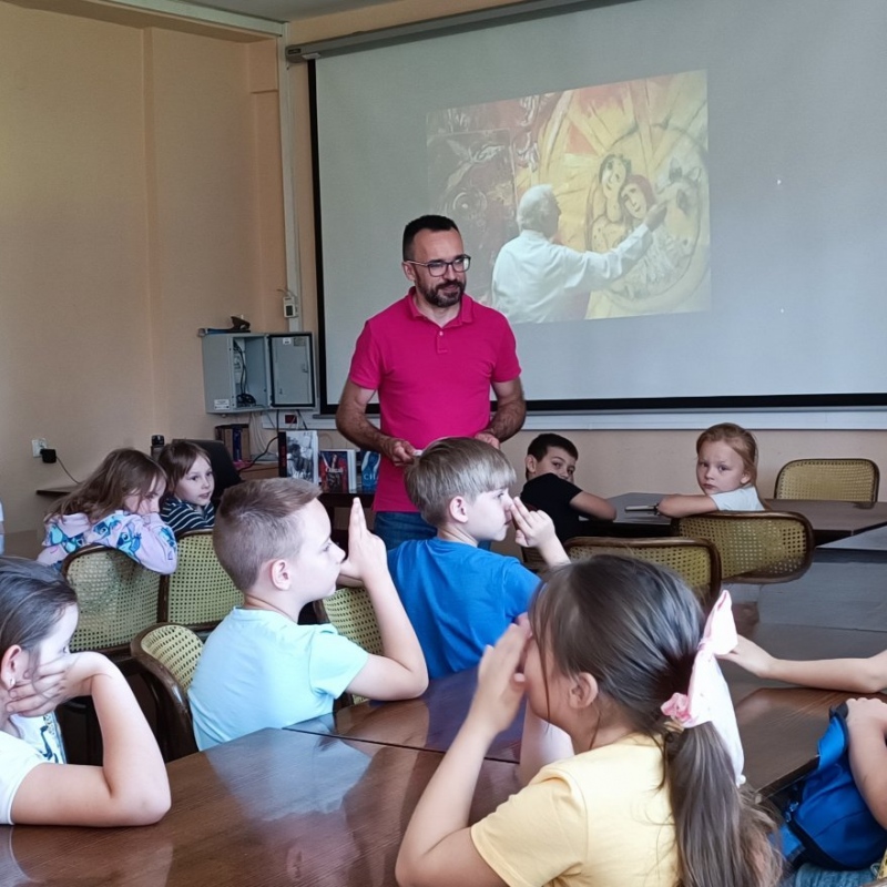 Uczniowie klasy pierwszej podczas warsztatów plastycznych