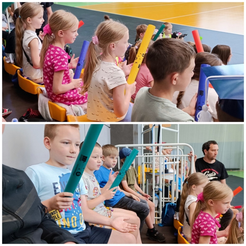 Uczniowie klasy pierwszej podczas warsztatów muzycznych