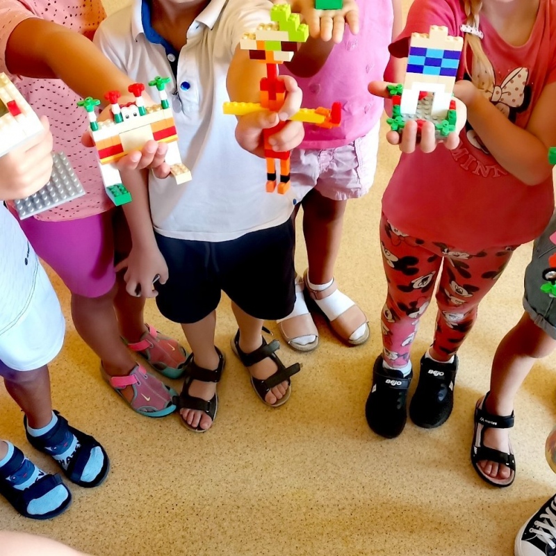 Budowle z klocków Lego wykonane przez uczniów klasy 1a
