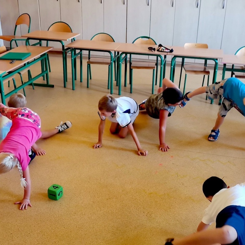 Uczniowie klasy 1a podczas zabawy ruchowej