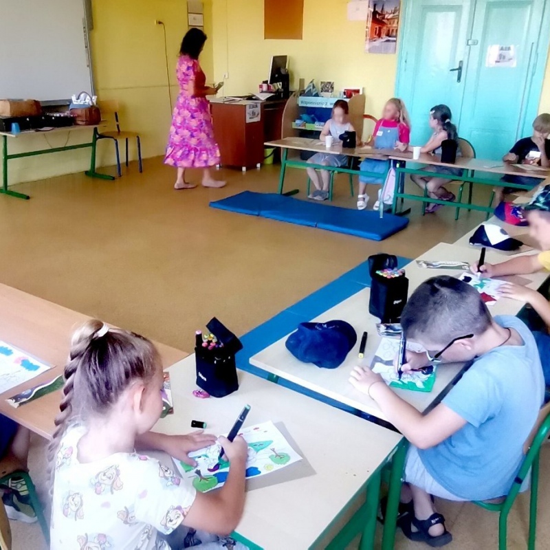 Uczniowie klasy 1b podczas rysowania