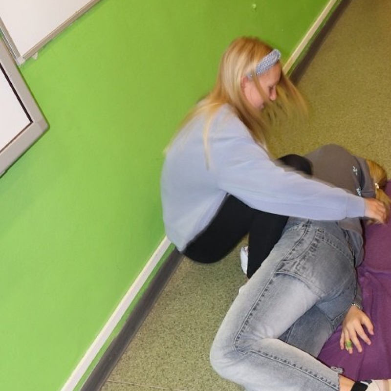 uczennica ćwiczy położenie w pozycji bocznej ustalonej - 1