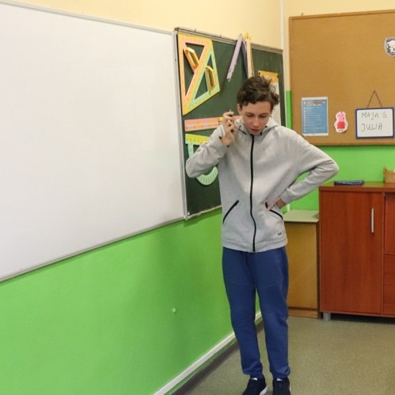 uczeń odgrywa scenę wzywania pomocy medycznej-1
