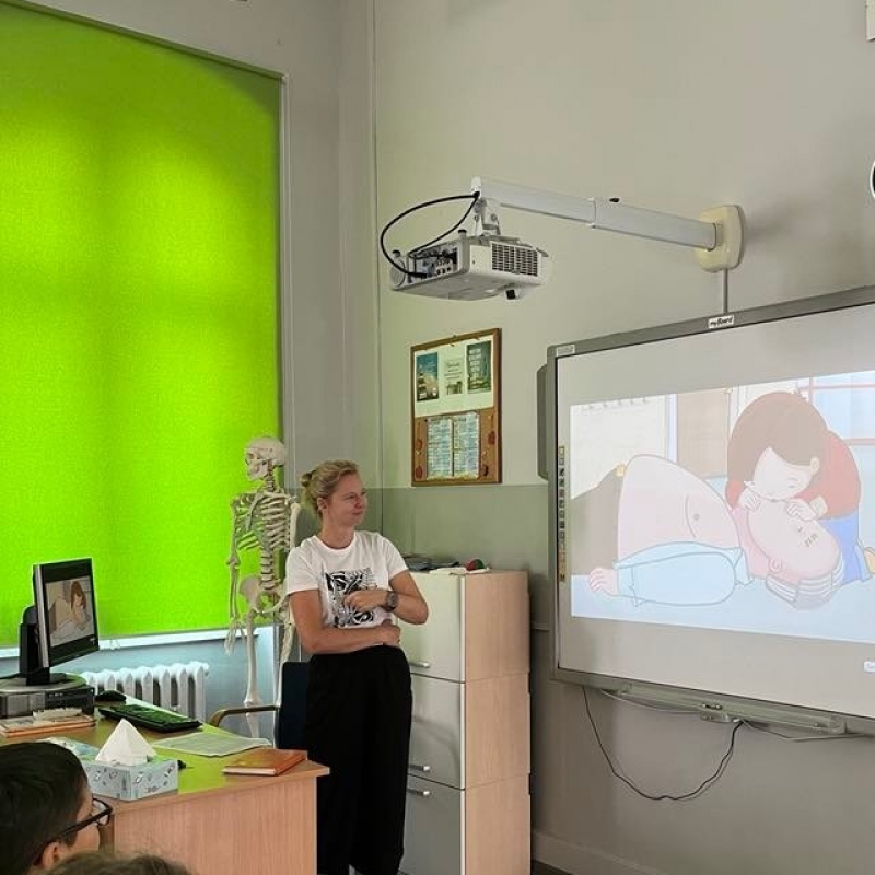 uczniowie ogądają film instruktazowy dotyczący udzielania pierwszej pomocy