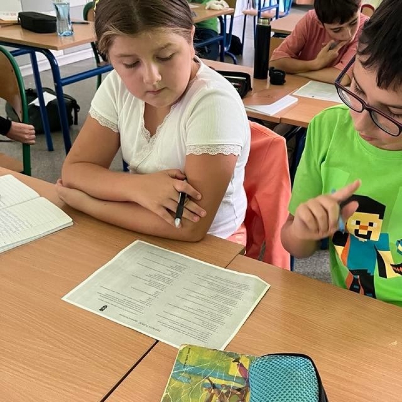 uczniowie rozwiazują test z pierwszej pomocy