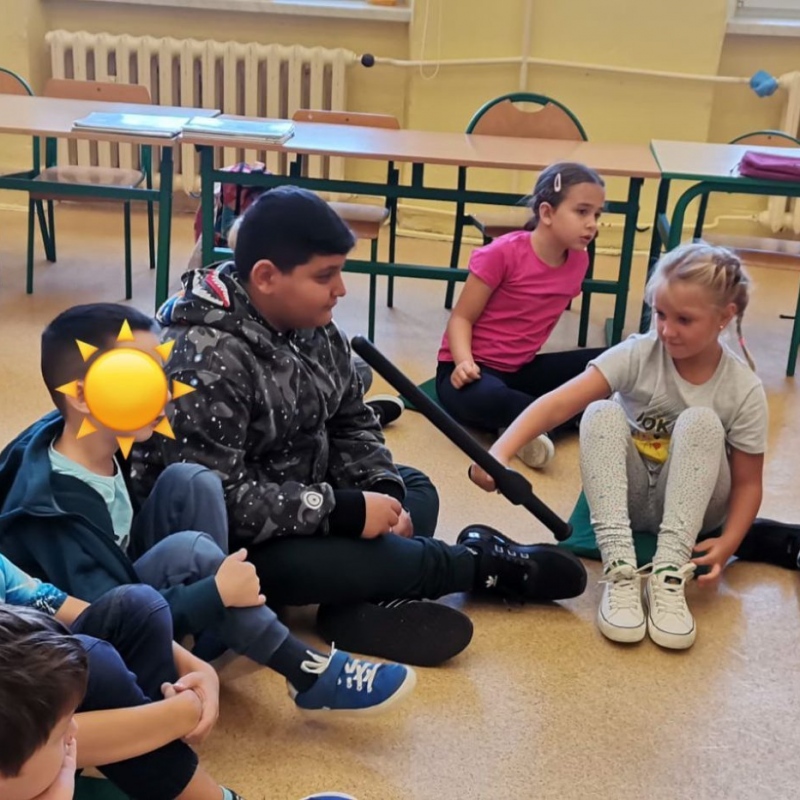 Uczniowie klasy 1 a oglądają sprzęt policyjny