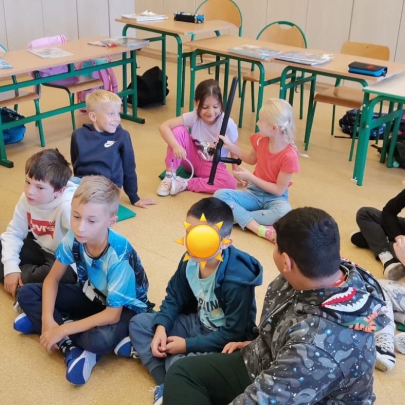 Uczniowie klasy 1 a podczas pogadanki z policjantem