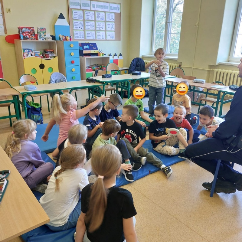 Uczniowie klasy 1 b podczas oglądania sprzętu policyjnego