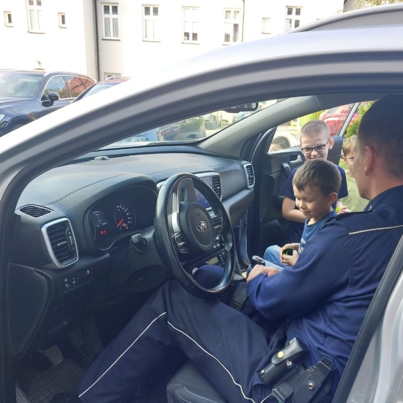 Uczniowie klasy 1 b w radiowozie policyjnym