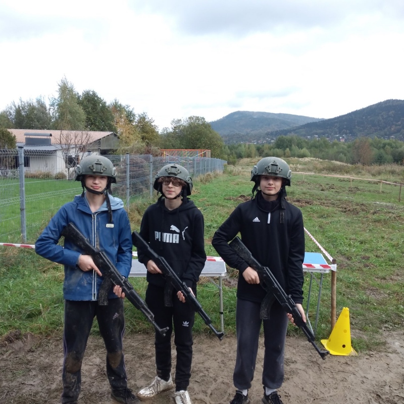 Uczniowie klasy 8 w umundurowaniu