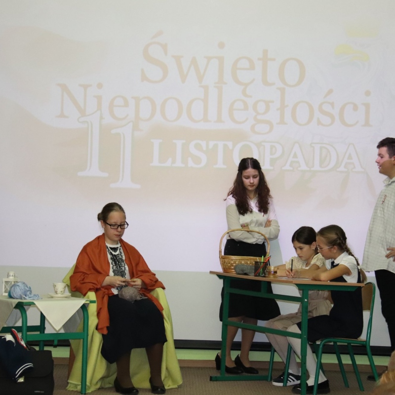 Aktorzy podczas występu z okazji Święta Niepodległości