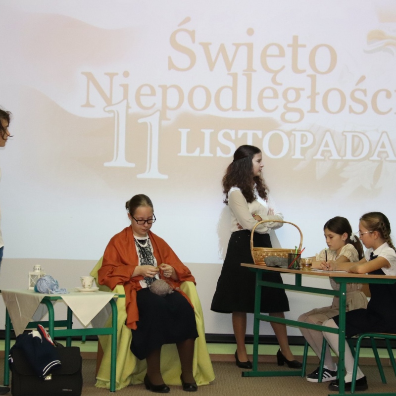 Aktorzy podczas występu z okazji Święta Niepodległości