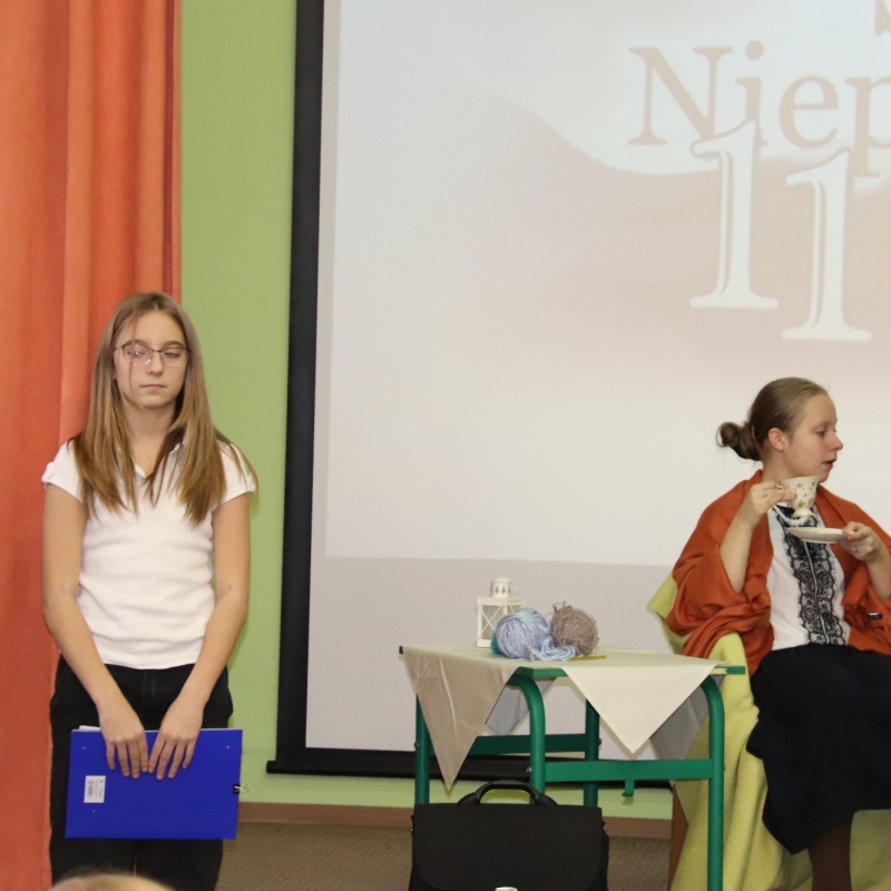 Aktorzy podczas występu z okazji Święta Niepodległości