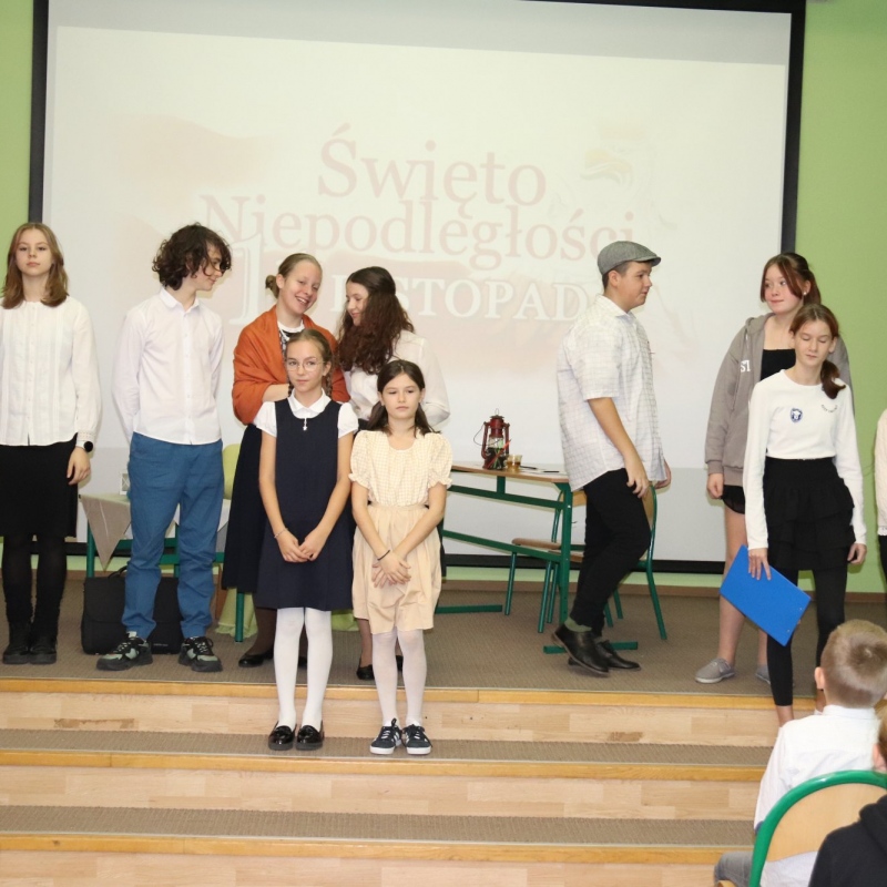 Aktorzy podczas występu z okazji Święta Niepodległości