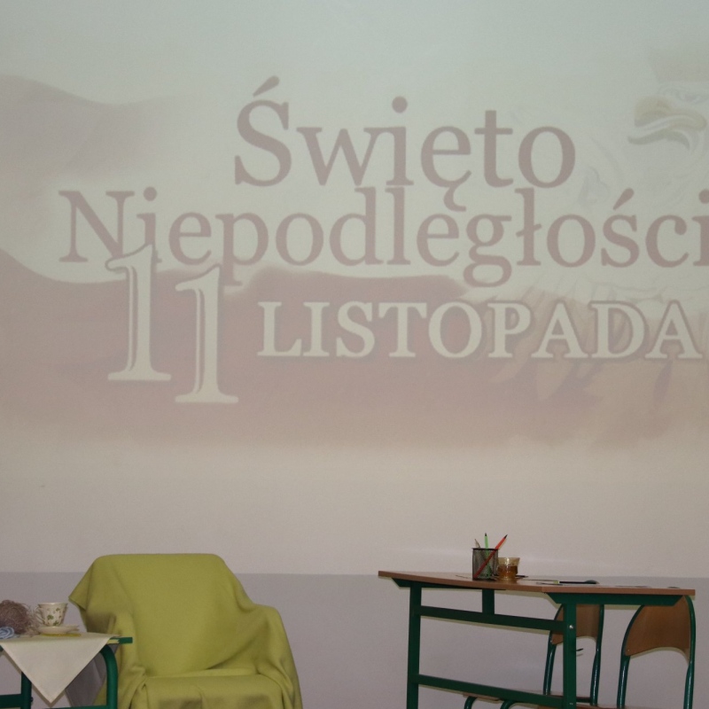 Aktorzy podczas występu z okazji Święta Niepodległości