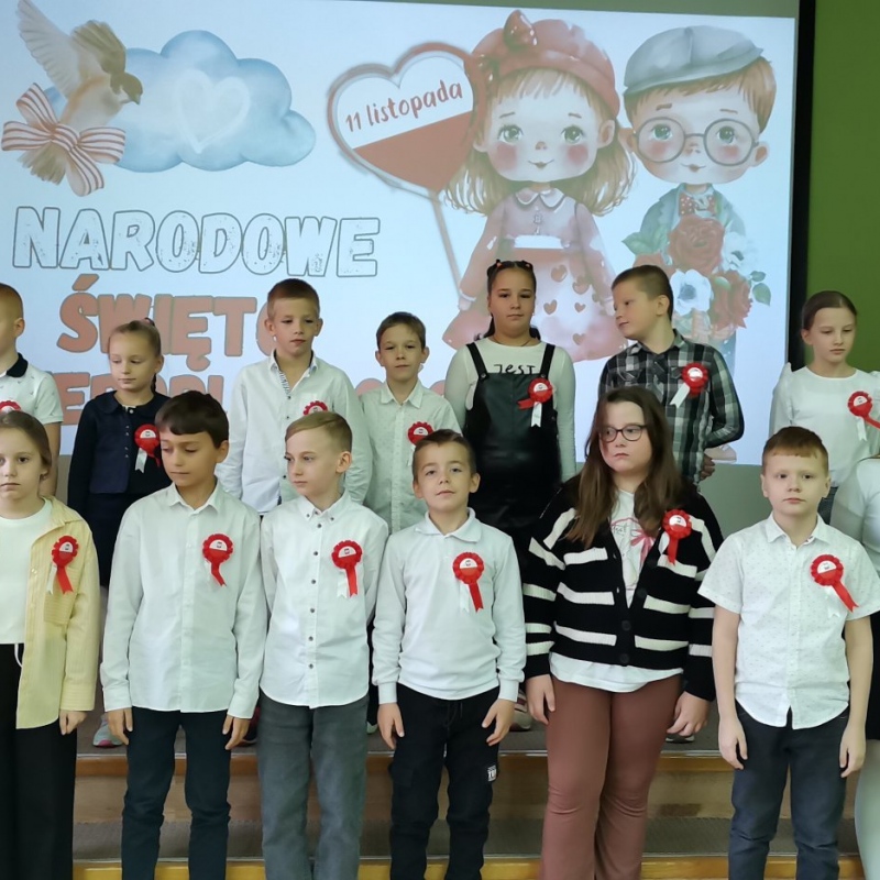 uczniowie śpiewają patriotyczną pieśń