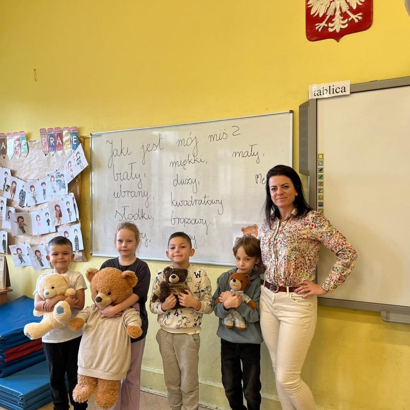 Klasa 1b z miśkami i wychowawcą
