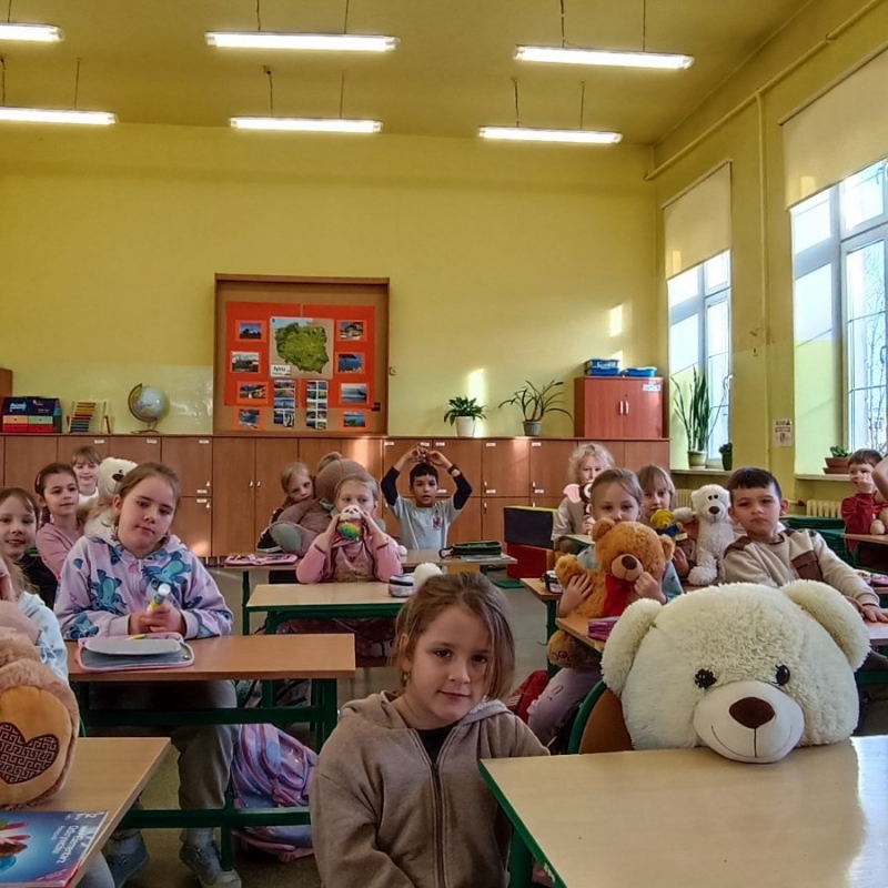 Klasa 2 w ławkach z misiami