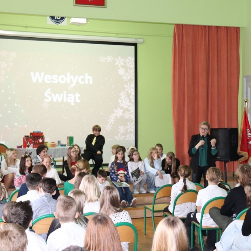 Pani dyrektor składa uczniom życzenia świąteczne