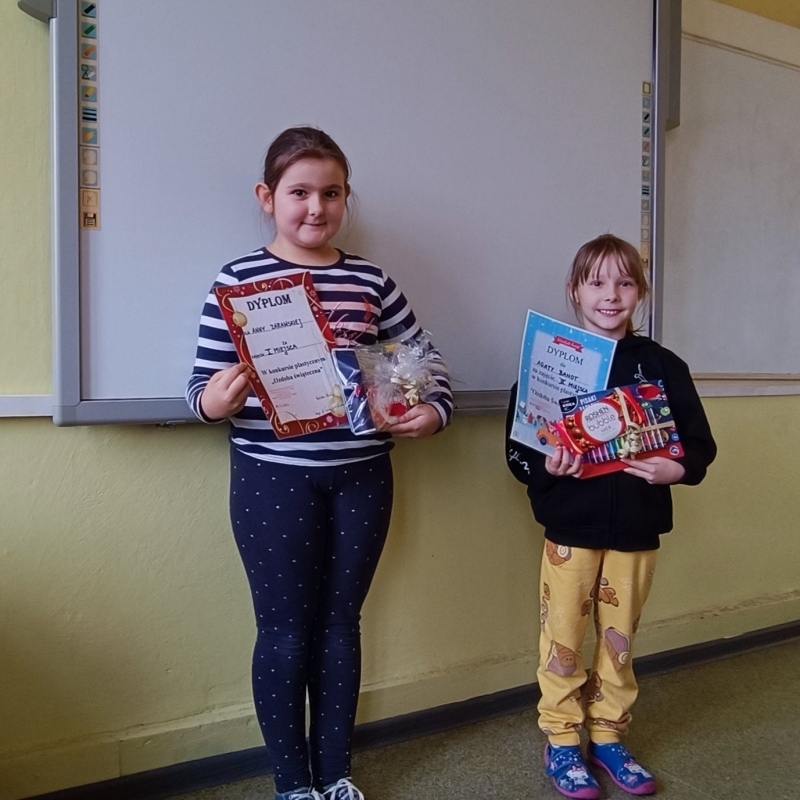 Uczennice z dyplomami i nagrodami