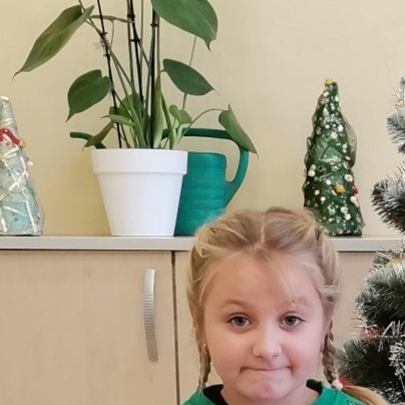 Uczennice z dyplomem i nagrodą