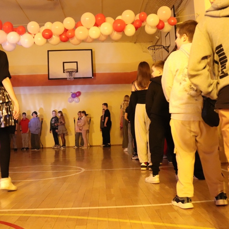 Uczniowie klas 4-8 podczas dyskoteki