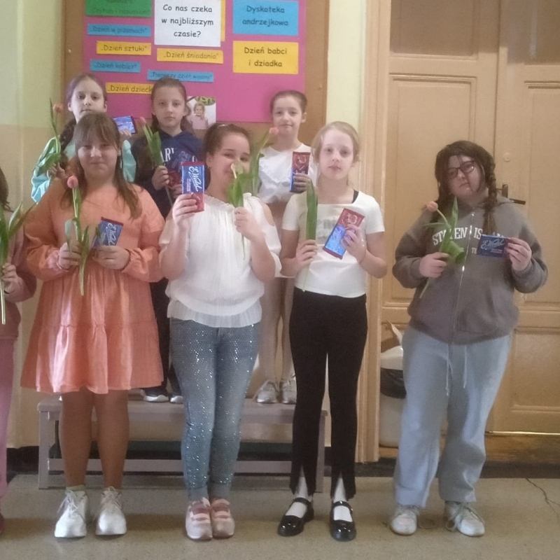 Klasa 3b dzień ciekawych fryzur i w spódnicach
