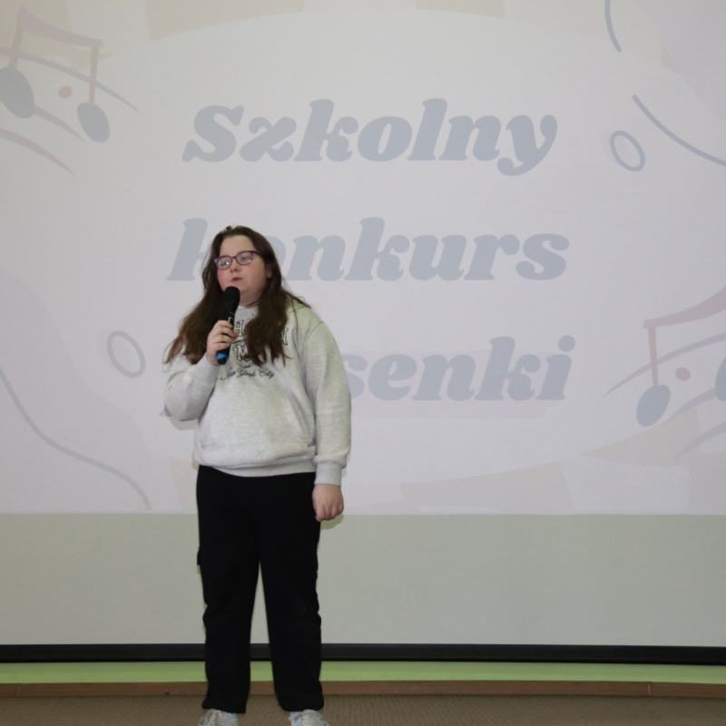 Amelia z klasy 3b w piosence "Różowe okulary"