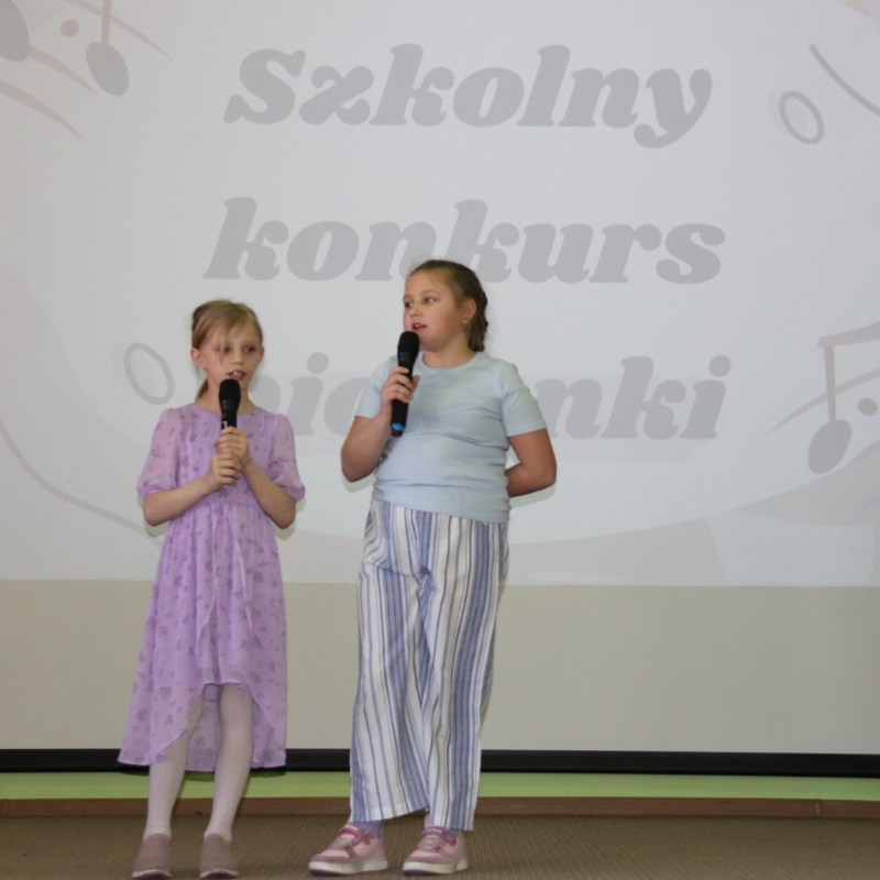 Danuta z klasy 2a i Zuzanna z klasy 3a w piosence "Pół kroku stąd"