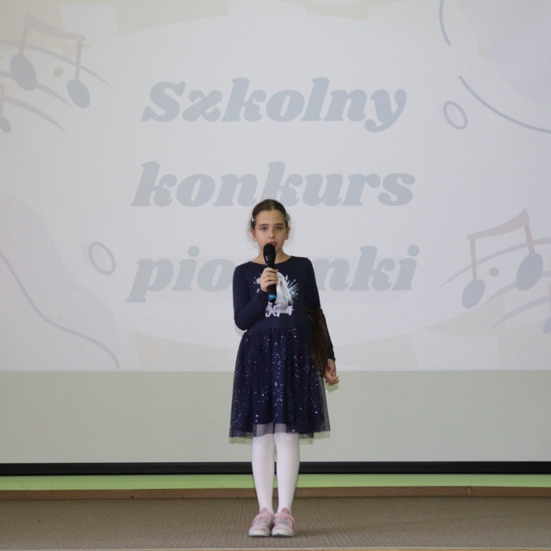 Joanna z klasy 1a w piosence "Zuzia, lalka nieduża"