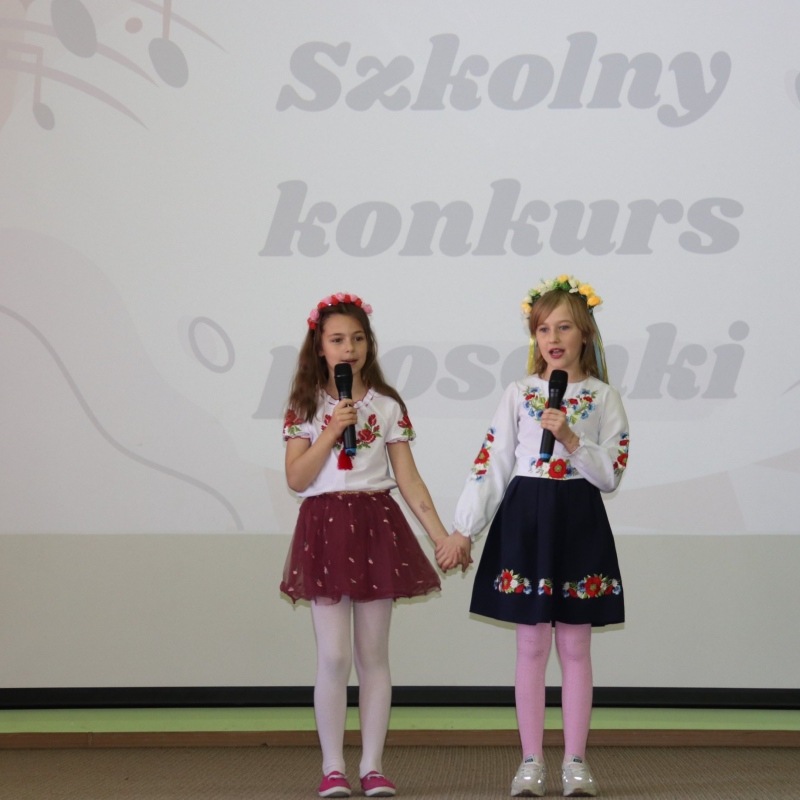 Kateryna i Valeriia z klasy 2a w piosence "Niezłomna"