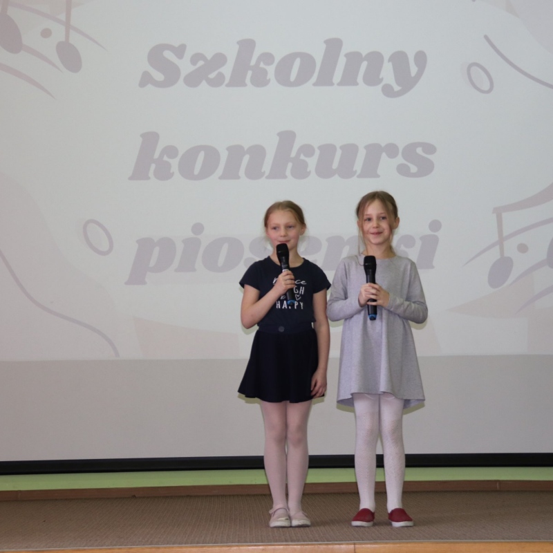 Kinga  i Emilia z klasy 2a w piosence "Koniec"