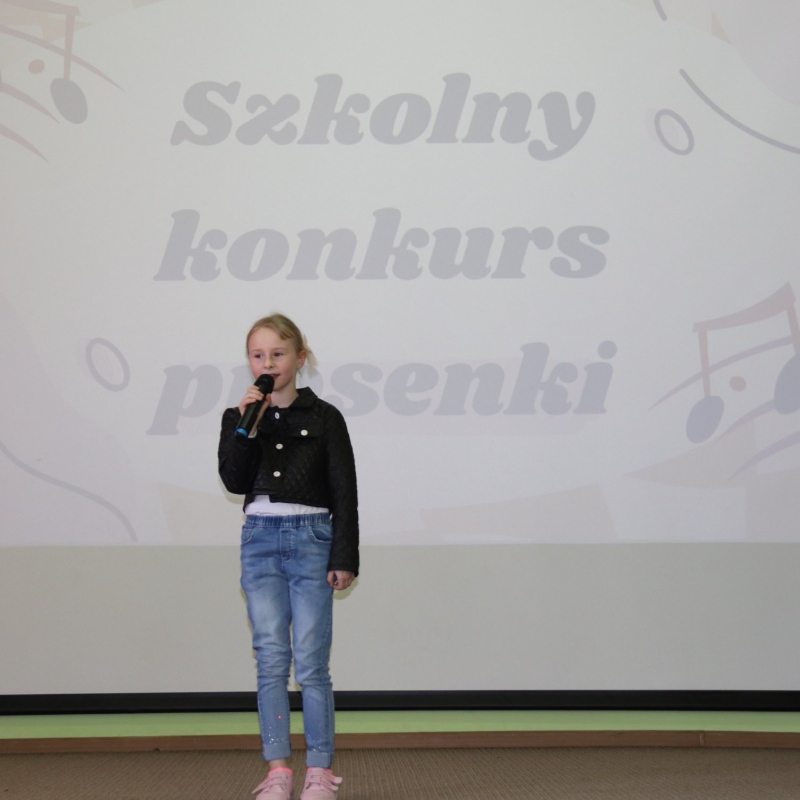 Maja z klasy 1a w piosence "Nic dwa razy się nie zdarza"