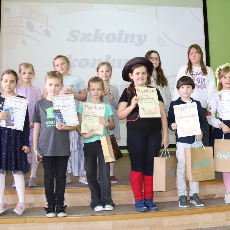 Wszyscy uczestnicy szkolnego konkursu piosenki