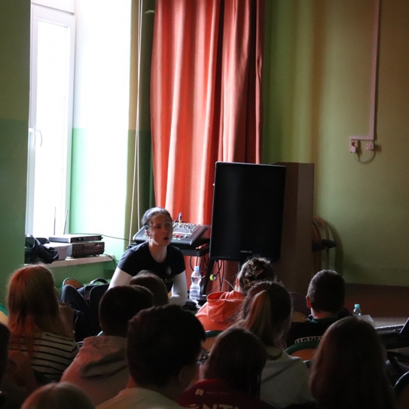 Uczniowie podczas spotkania z Panią Agnieszką z Fundacji Mysikrólik