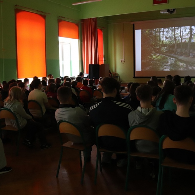 Uczniowie podczas spotkania z Panią Agnieszką z Fundacji Mysikrólik