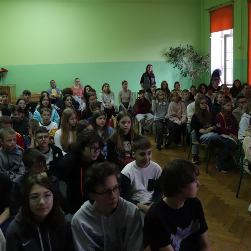 Uczniowie podczas spotkania z Panią Agnieszką z Fundacji Mysikrólik