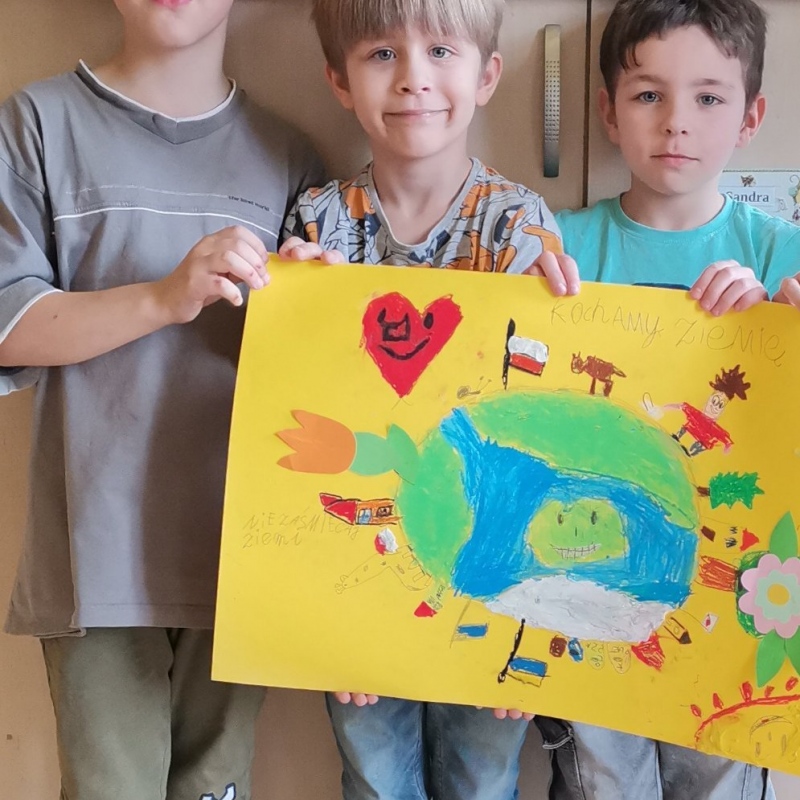 uczniowie klasy 1a prezentują swoje plakaty