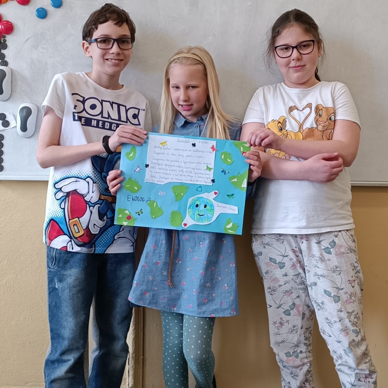 uczniowie klasy 3a prezentują swoje listy do Ziemi