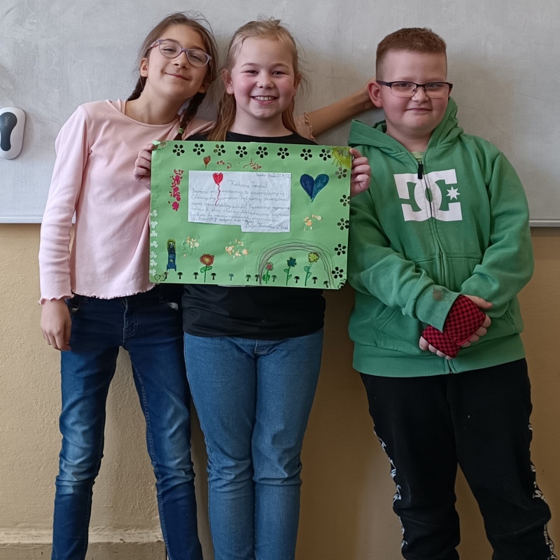 uczniowie klasy 3a prezentują swoje listy do Ziemi