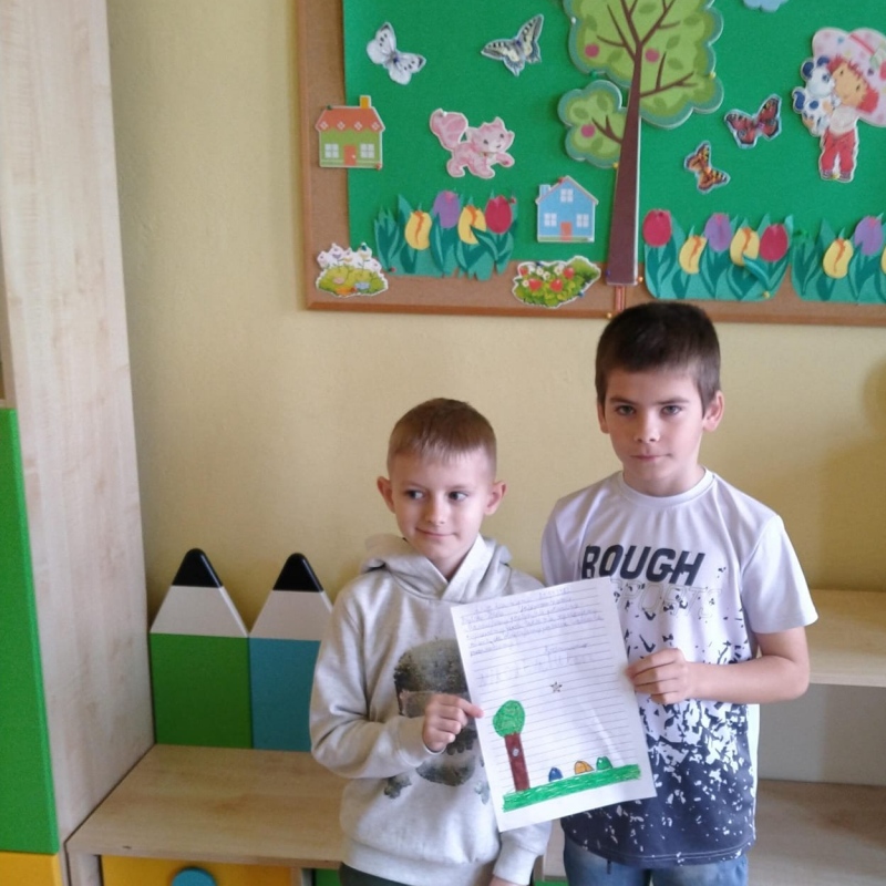 uczniowie klasy 3b prezentują swoje listy do Ziemi