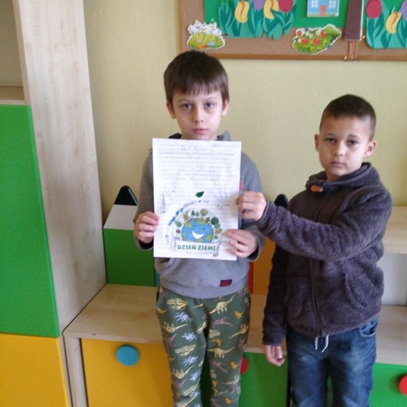 uczniowie klasy 3b prezentują swoje listy do Ziemi